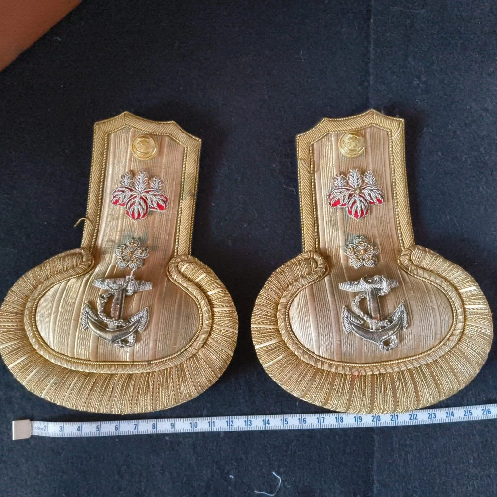Ensemble Vintage d’Officier de la Marine Impériale Japonaise – Épaulettes, Chapeau et Étui WWII
