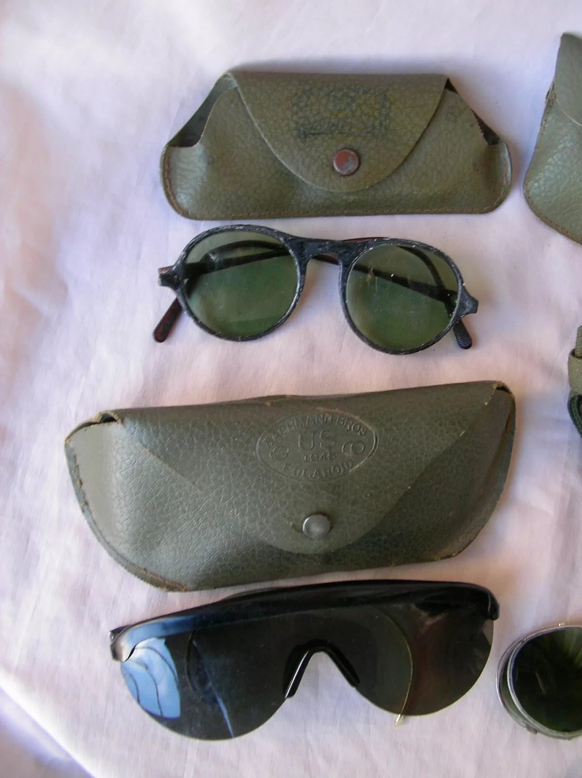 Zweiter Weltkrieg – 4er-Set amerikanischer Militärsonnenbrillen mit Etuis (1944–1945)