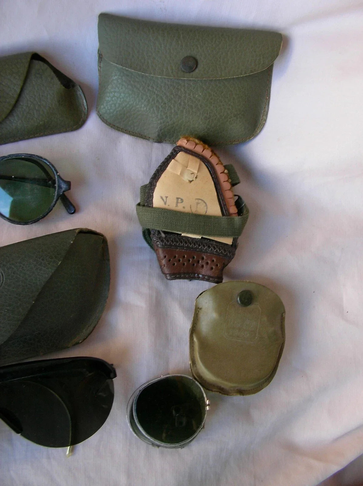 Zweiter Weltkrieg – 4er-Set amerikanischer Militärsonnenbrillen mit Etuis (1944–1945)