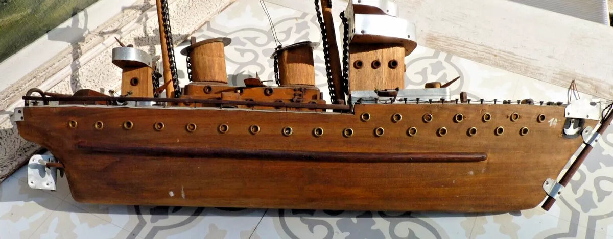 MAQUETTE DE BATEAU CUIRASSÉ 1914-1918