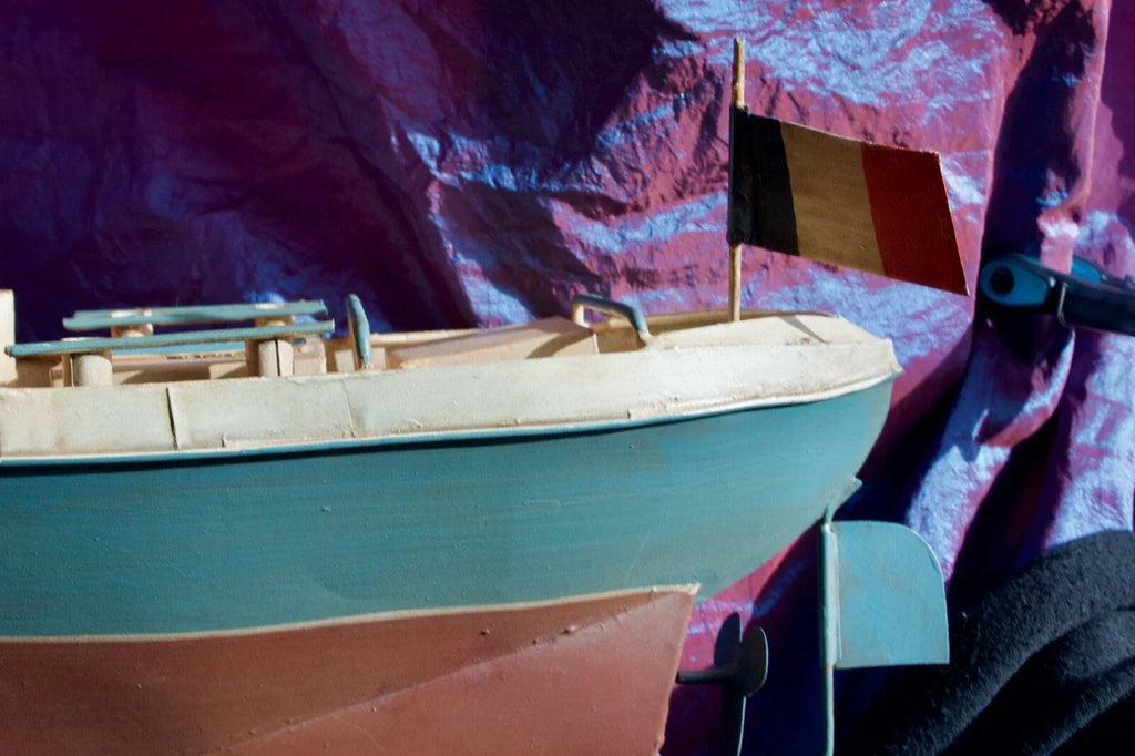 Ancien Bateau-jouet en tôle peinte années 1950