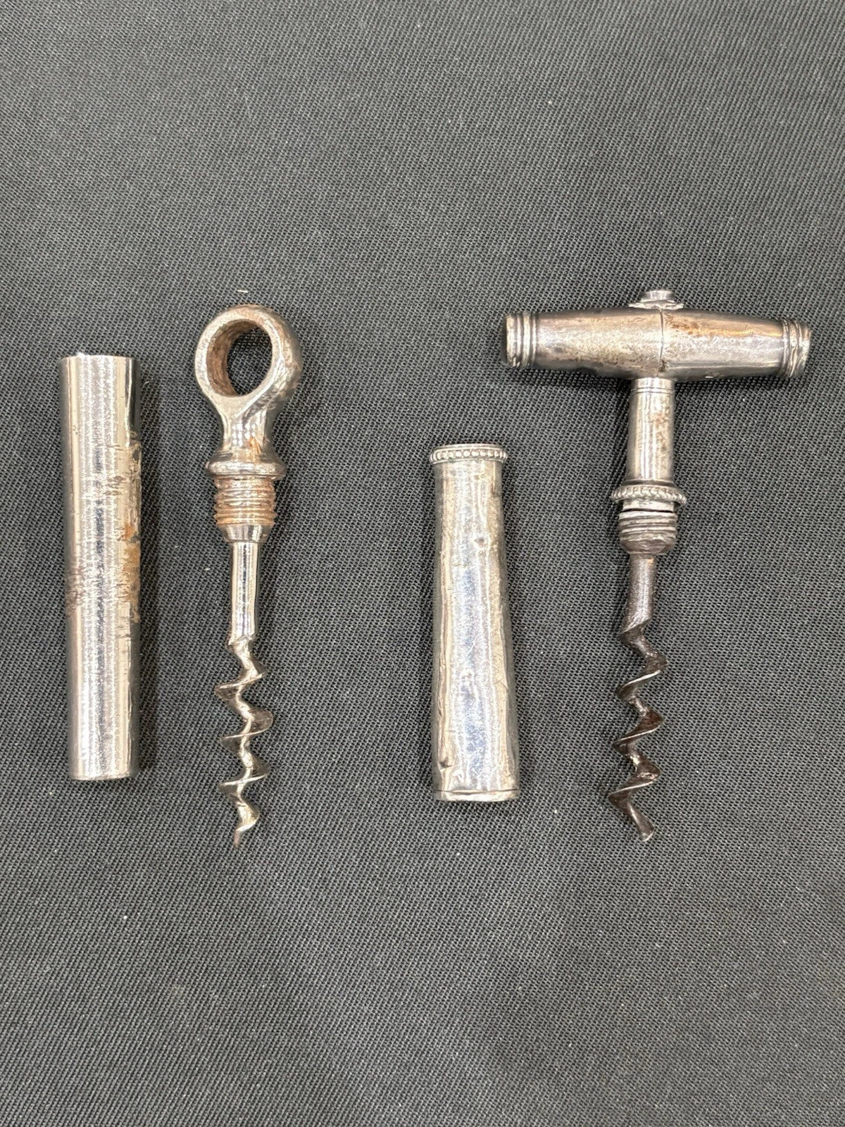 T39 – 6er-Set antike Korkenzieher mit Etuis