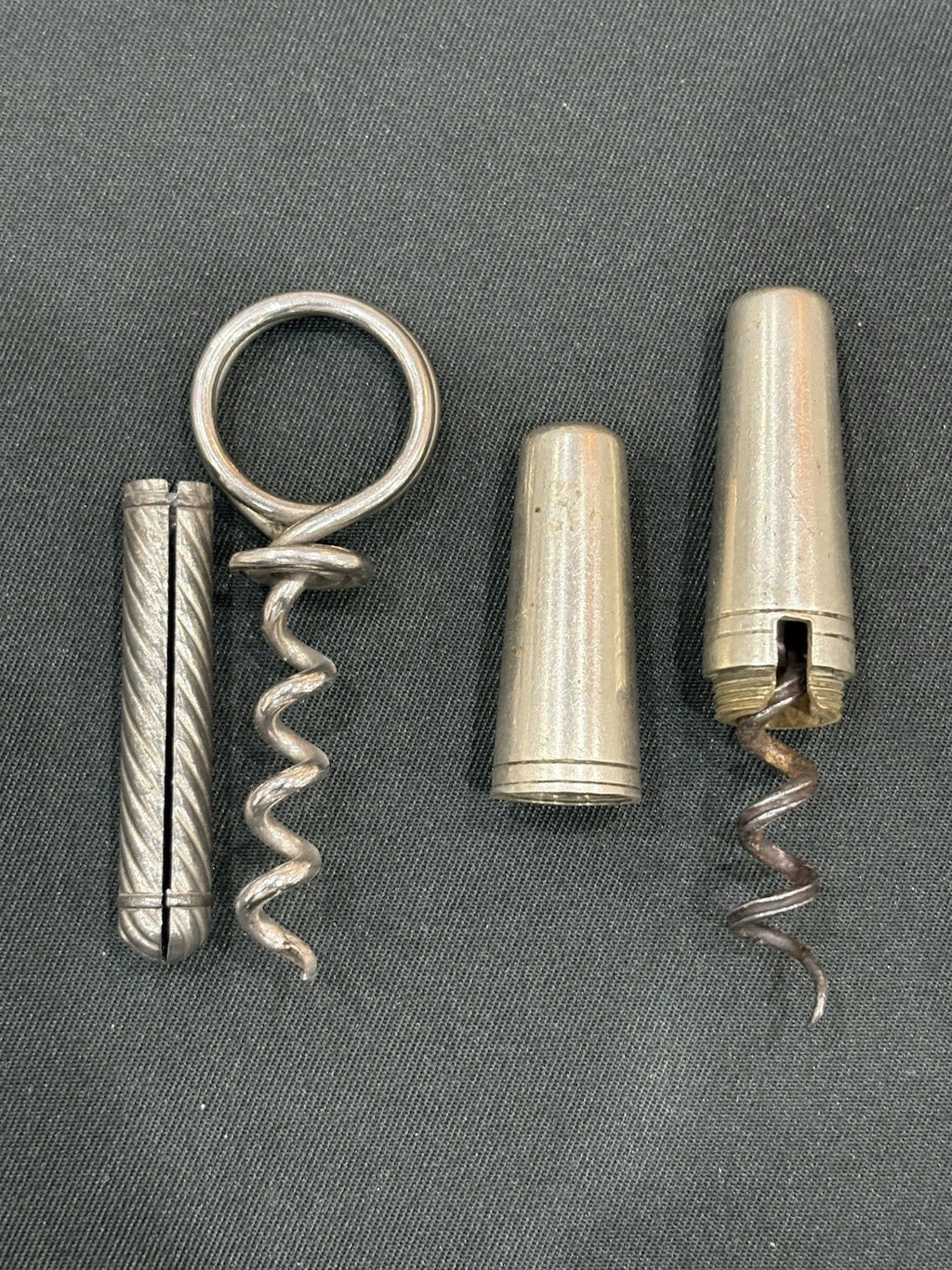 T39 – 6er-Set antike Korkenzieher mit Etuis