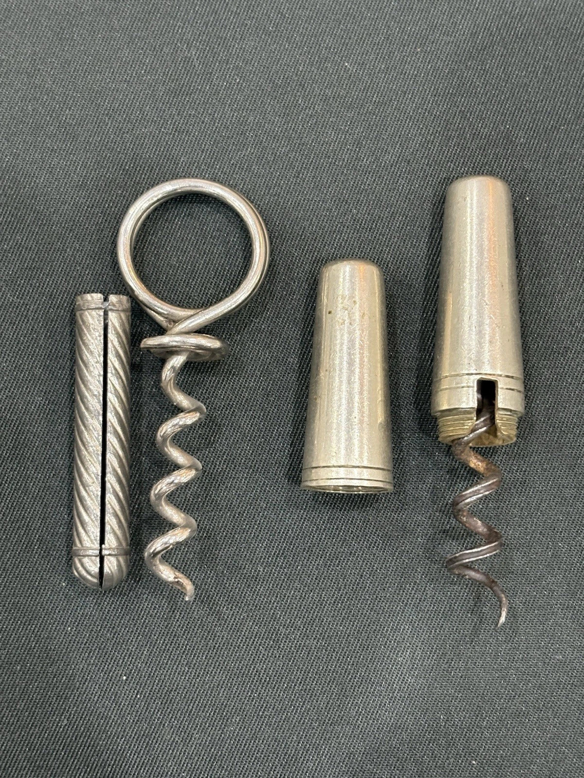 T39 – 6er-Set antike Korkenzieher mit Etuis