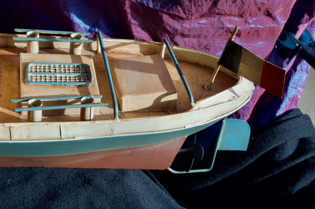 Ancien Bateau-jouet en tôle peinte années 1950