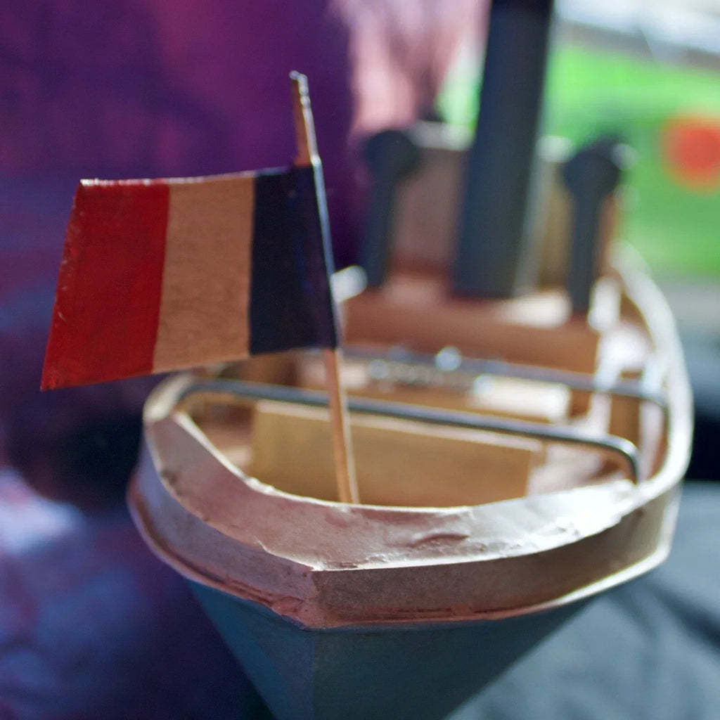 Ancien Bateau-jouet en tôle peinte années 1950